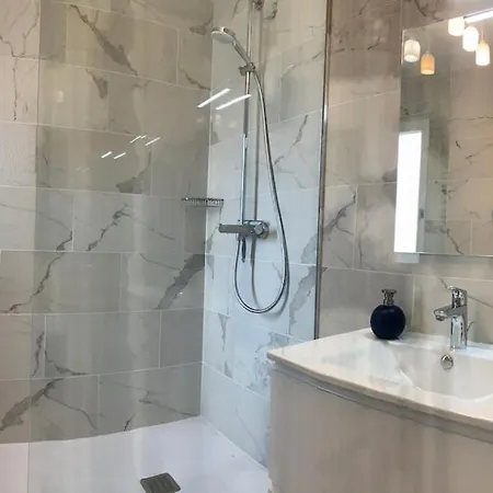 Apartment/ Flat - * Lyon
